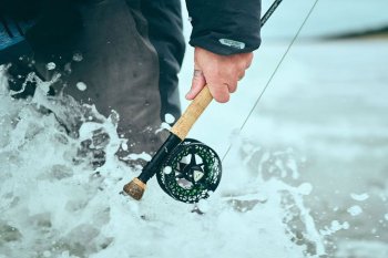 Guideline Embrace COAST Fly Fishing Outfit #7 9FT Das Meerforellen-Fliegenfischer-Set mit den 8 fängigen Gratis-Mefofliegen in einer praktischen Fliegenbox.