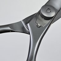 RAZOR Scissor Ultrascharf & Mikro-Verzahnung   Die ultrascharfe, verstellbare Schere mit Mikro-Verzahnung zum Fliegenbinden.