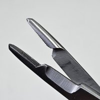 Scissor Clamp STR Red  Die praktische Zangen-Schere mit Reinigungsdorn.